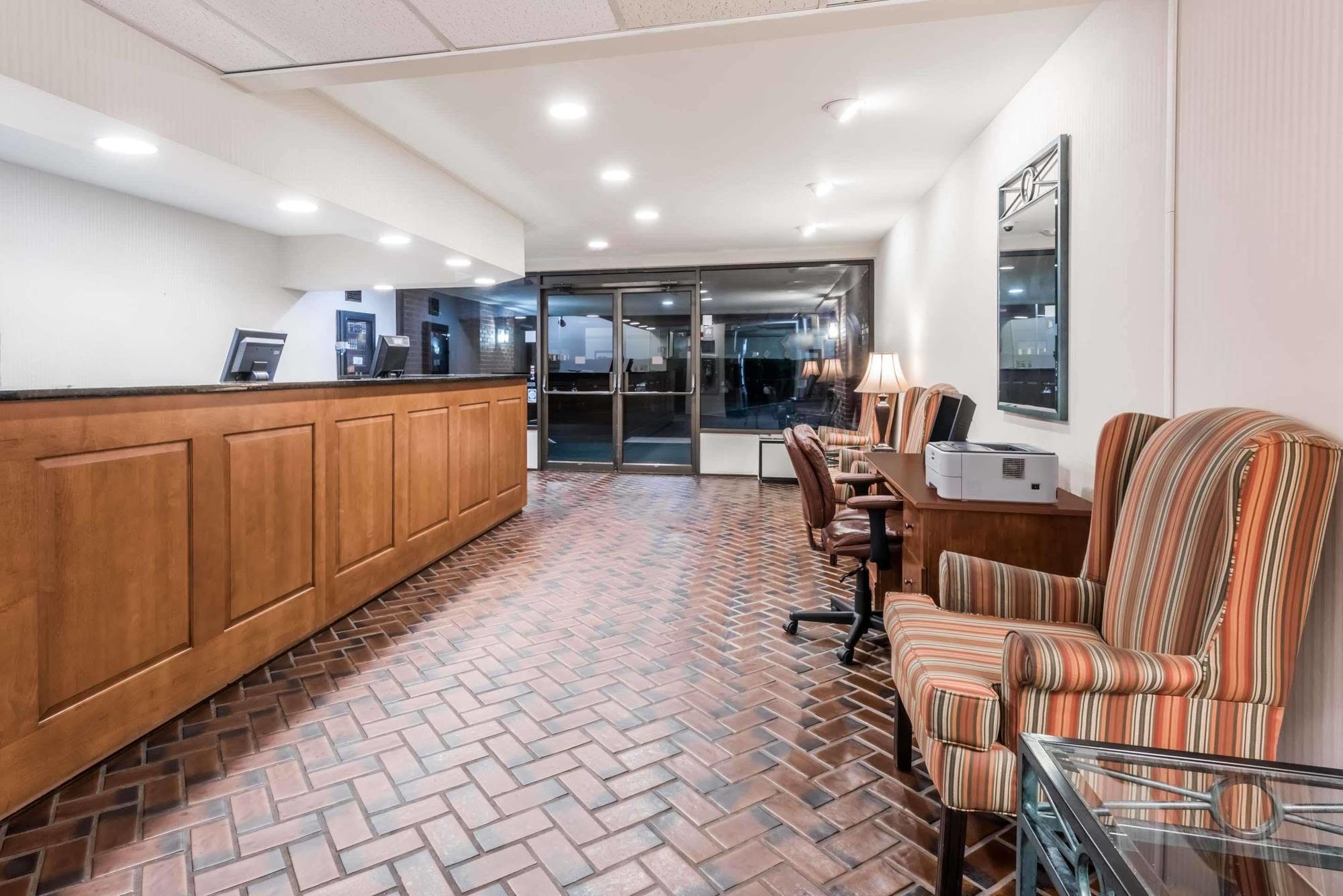 Motel Super 8 By Wyndham State College