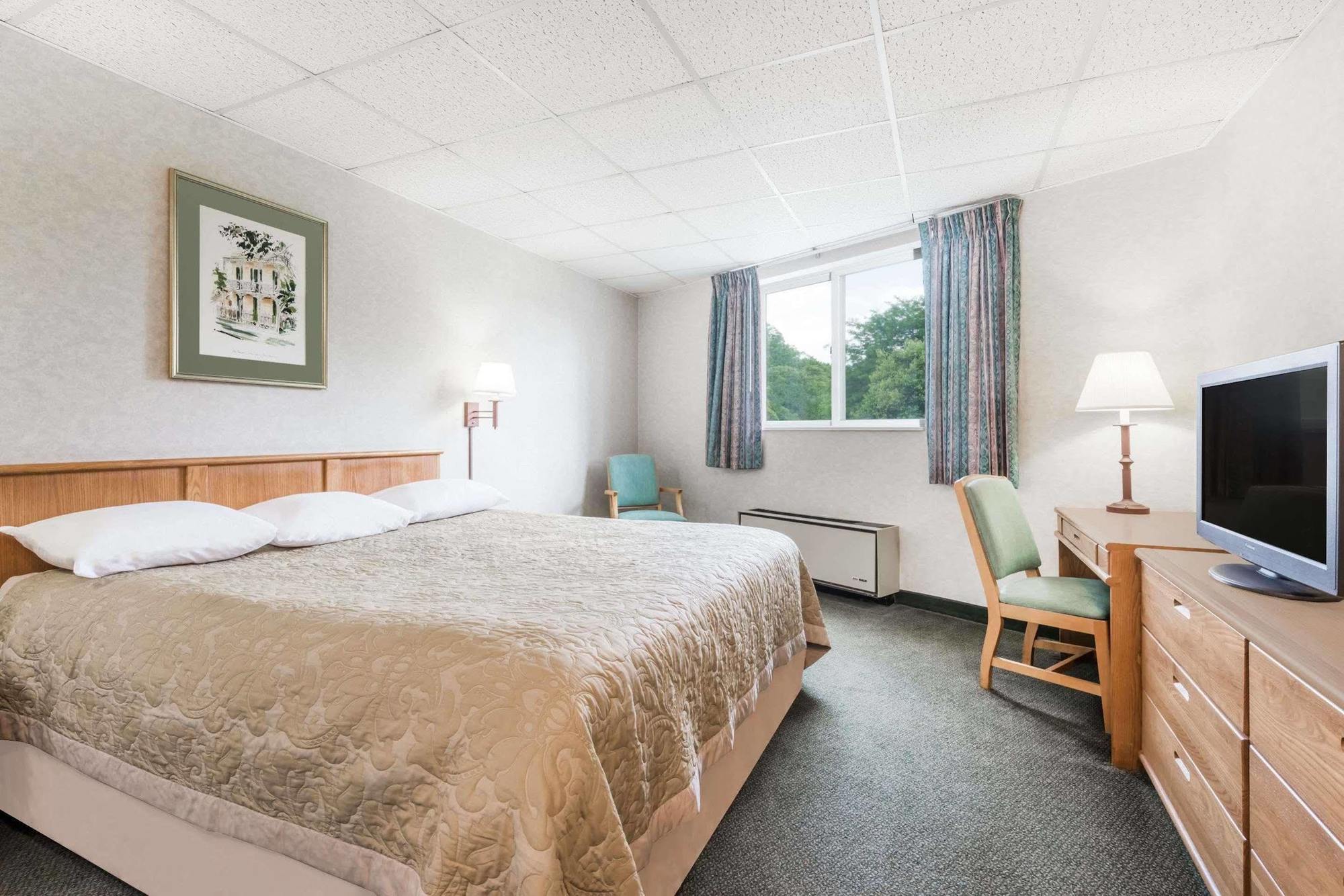 Motel Super 8 By Wyndham State College